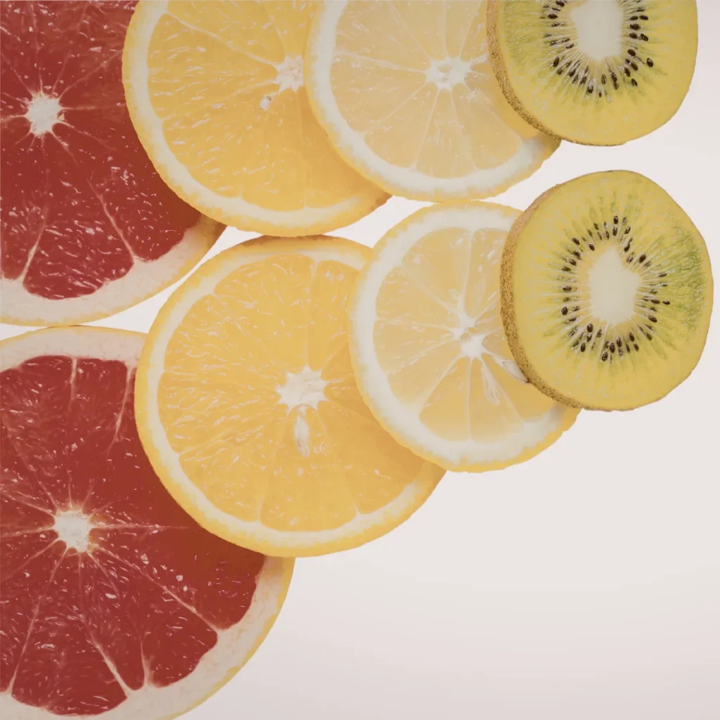 Fatias frescas de laranja, limão e toranja organizadas lado a lado sobre uma superfície neutra, destacando suas cores vibrantes